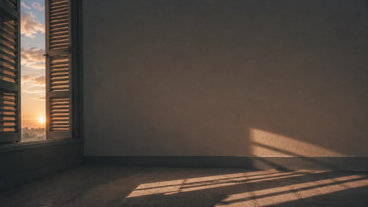 Luce dell'alba che filtra da una finestra socchiusa, metafora del dubbio e del pensiero critico