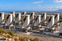 Installazione reale di una batteria eolica composta da turbine Savonius verticali modulari