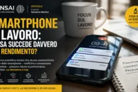 Smartphone accanto a una postazione di lavoro, simbolo del rapporto tra connessione, attenzione e rendimento