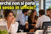 Colleghi conversano in un ufficio mentre una donna riflette sul tabù della sessualità sul lavoro.